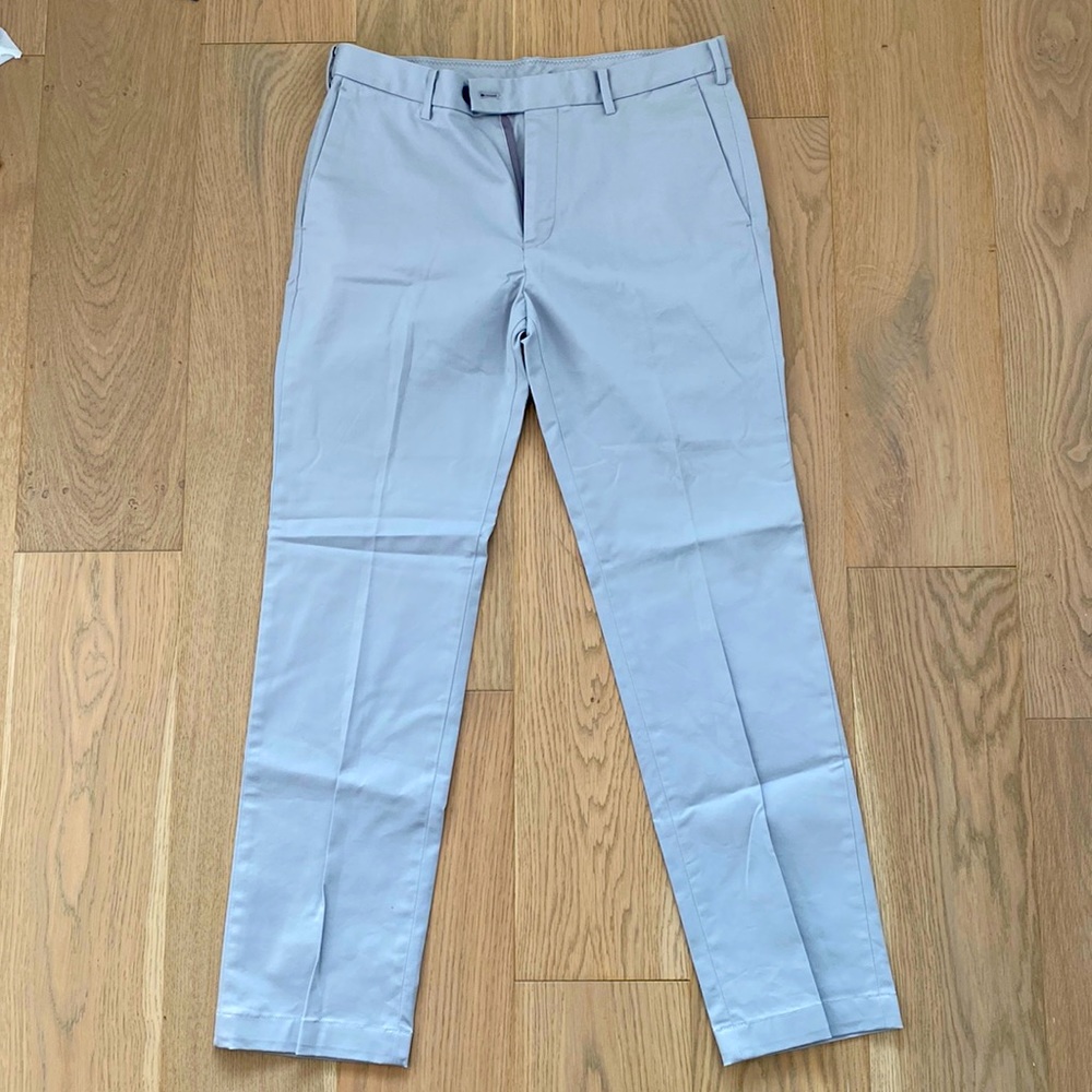 Uniqlo khakis. Size: 32x30. Already tailored.